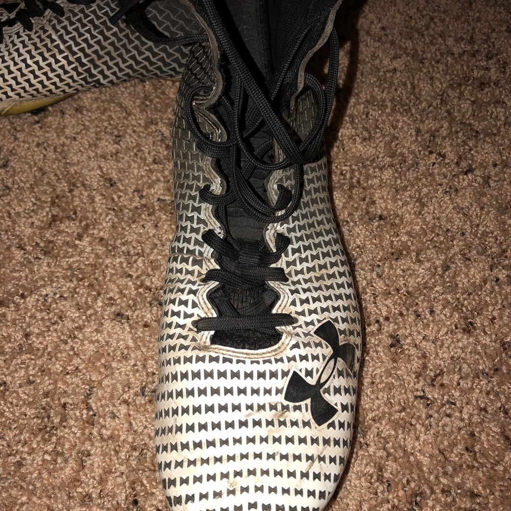 BLACK AND WHITE UNDER ARMOUR CLEATS